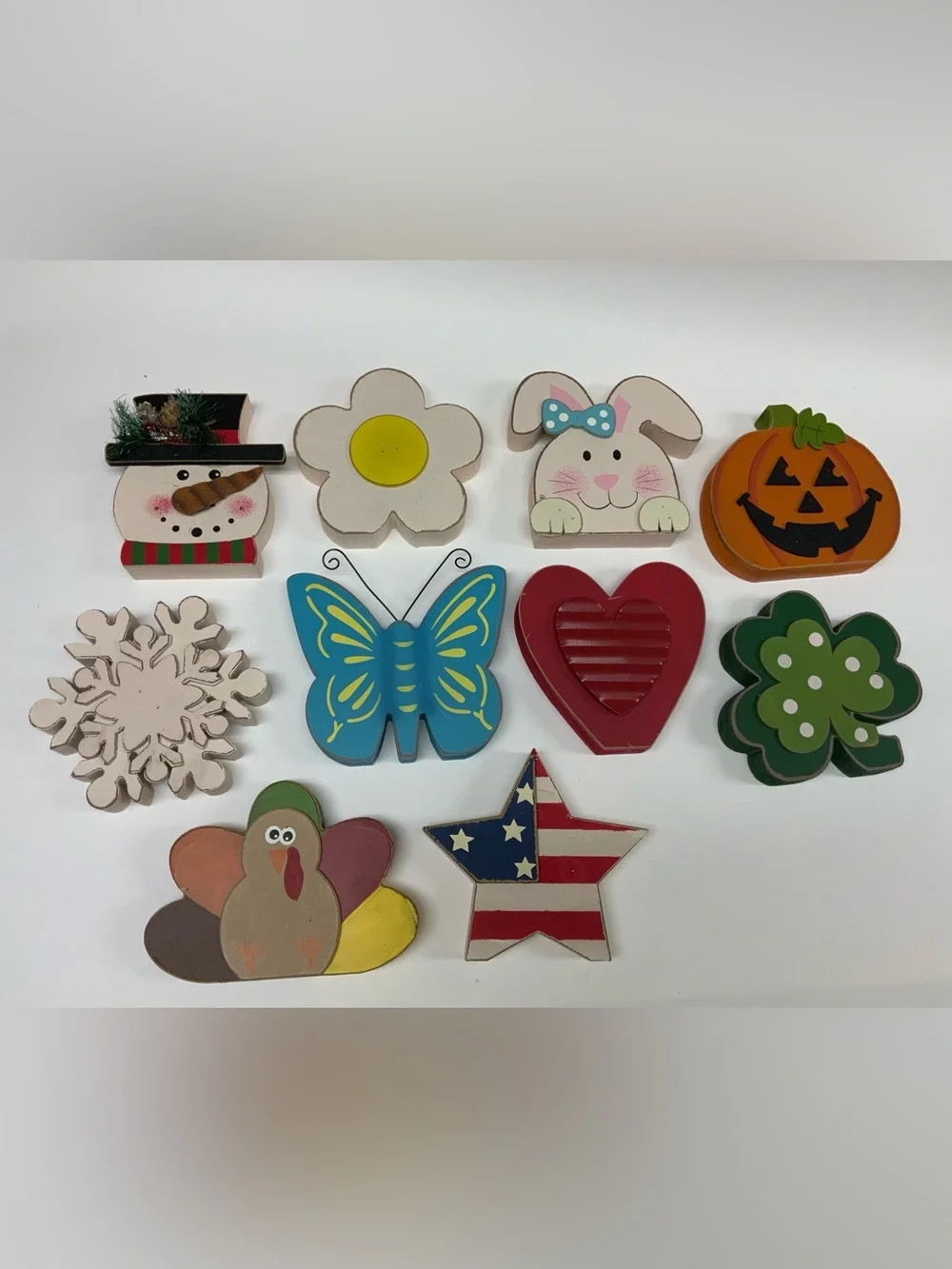HOME Decor with interchangeable seasonal ”O”